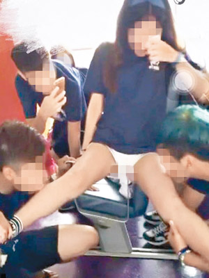 學生舔腳連環圖<br>兩名疑似大專男生分別蹲在女生身旁，緊捉女生的雙腿，用舌頭從女生小腿舔至大腿。（互聯網圖片）
