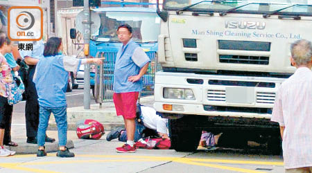 老婦被捲入車底。（互聯網圖片）