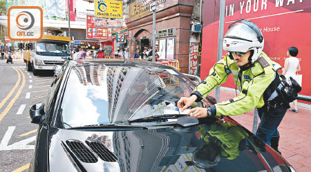 警方過去數月雷厲執法打擊違泊，但投訴個案反增三成。（資料圖片）