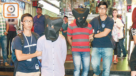 兩名孟加拉男子被警員押走。（郭垂垂攝）