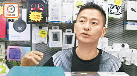 專營手機生意的劉志剛坦言，今年首八個月的生意每月皆蝕。（羅錦鴻攝）