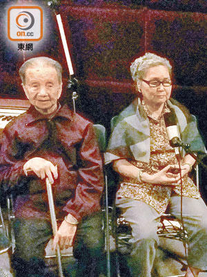 許爵（左）及吳碧蓮（中）常在音樂電台大獻歌喉，為此感到開心。