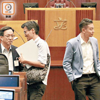 鄉議局主席劉業強（左）與朱凱廸（中）傾得好開心。右為周浩鼎。
