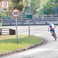 一名騎單車人士，於澳景路高速落彎。