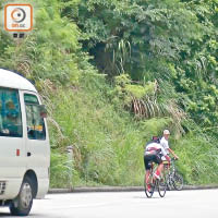 一名騎單車人士於穗禾路線路中間位置騎單車，違反交通安全守則。