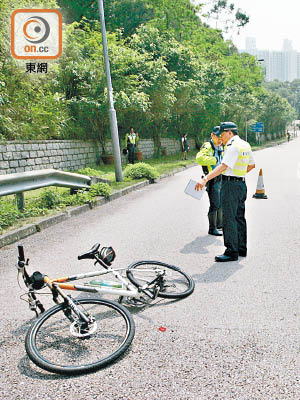 男子於澳景路S形彎騎單車失控，頭撼路牌鐵柱爆頭死亡，警方在場調查。