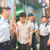 警方在巡查機舖時將一名沒有帶身份證的尼泊爾籍男子帶走。（林振華攝）