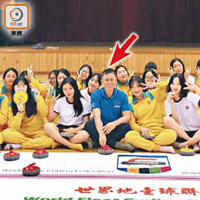 李石樁（箭嘴示）成立的世界地壺球聯會曾到訪韓國的女子學校，推廣港式地壺球。（受訪者提供）