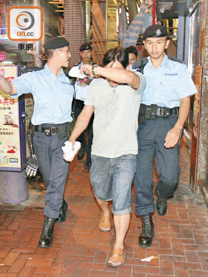 油麻地<br>警方帶走一名南亞漢調查。（郭垂垂攝）