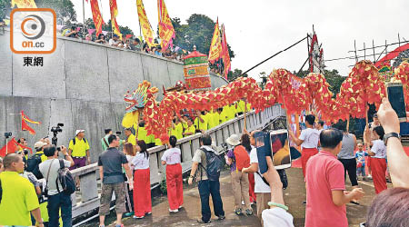 吉澳安龍太平清醮慶典有舞龍舞獅。（讀者提供）