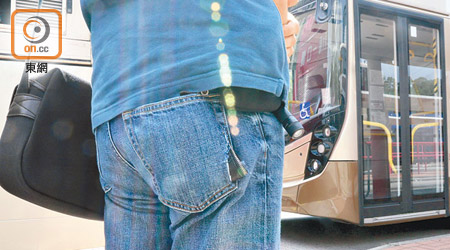 有市民上月乘搭巴士時遭鎅爛後褲袋。（資料圖片）