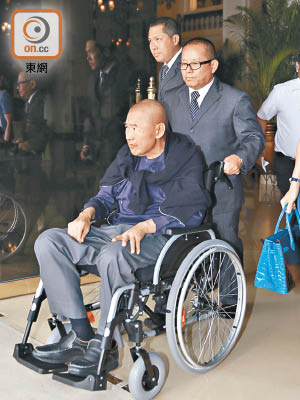 劉鑾雄今年八月最後一次被傳媒拍到坐輪椅在酒店大堂出現。