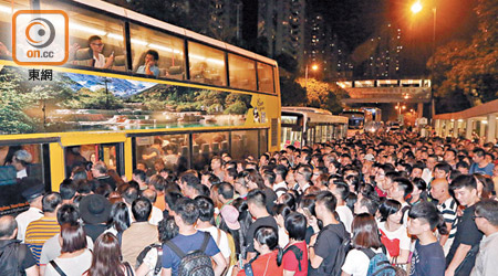 粉嶺<br>數百乘客在粉嶺站外輪候接駁巴士，場面混亂。（林振華攝）