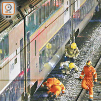 消防員在列車底拯救墮軌女子。（林耀康攝）