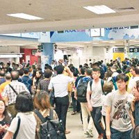 羅湖<br>羅湖站擠滿往返香港的人群。（互聯網圖片）