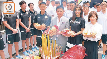 梁芷珊（前右二）去年接掌飛馬，在季前率領球隊舉行拜神儀式。