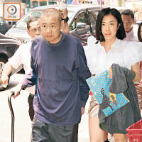 今年七月<br>今年七月，大劉與甘比到福臨門午膳，他手持拐杖行入食肆，身形比以前消瘦。（資料圖片）
