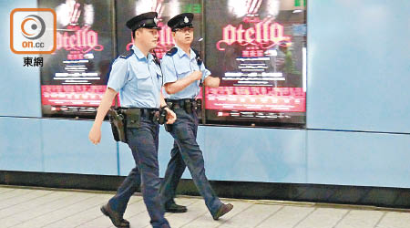有警員在九龍塘站巡邏。（林珮淇攝）