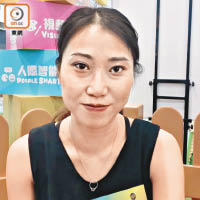 吳太發現與女兒玩小遊戲後，她做功課和聽故事均較專注。（張汶樂攝）