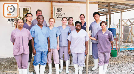 蔡文力（後排左一）在西非研究伊波拉疫情。（受訪者提供）