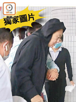 大劉昨早進入醫院時，沒有戴上口罩，面容憔悴。