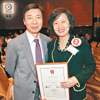 蘇啟聲（左）及蘇陳偉香自家紙尿片獲頒人氣品牌大獎。