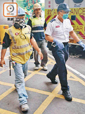 南亞裔工人（左）手部受傷送院。（郭錦良攝）