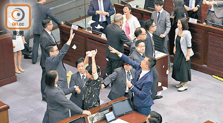 有非建制議員在會議室撕爛立法會主席選票。