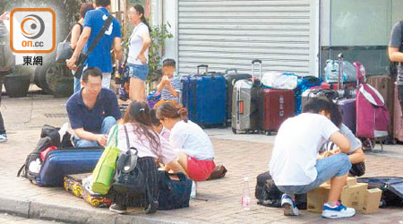 水貨客擠滿行人路拆貨，令居民飽受困擾。（受訪者提供）