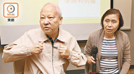 李先生（左）前列腺癌已經擴散入骨，初時因劇痛難以穿衣和活動。（黃偉邦攝）