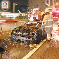 平治跑車付之一炬，消防射水灌救。