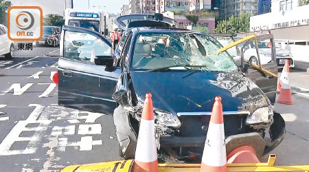 指示牌鐵架擊破玻璃插入車廂。（左錦鴻攝）