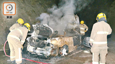 消防調查焚毀的平治房車。（梁國雄攝）