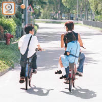 單車載人屬違法行為，家長不應以單車接載小童以免發生意外。（資料圖片）