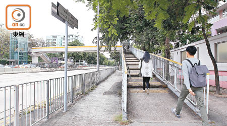 窩打老道<br>橫跨九龍塘窩打老道近沙福道的行人天橋，無斜道供傷殘人士使用。