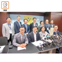 部分建制派議員要求游梁二人先道歉，後宣誓。（溫國佳攝）