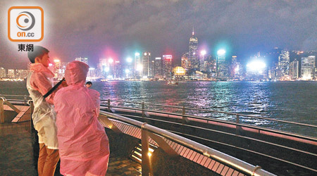 香港<br>受「莎莉嘉」影響，本港有幾陣狂風驟雨。（袁志豪攝）
