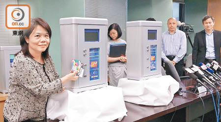 李艷芳（左）指試驗計劃會引入四十個接受非接觸式信用卡付款的新咪錶。（楊耀登攝）