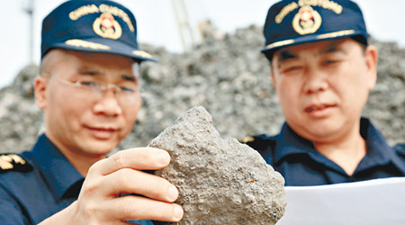海關查獲的洋垃圾偽裝成「鐵礦石」。（互聯網圖片）