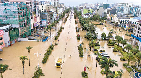 海南<br>瓊海市嘉積鎮多條道路積水嚴重，街道成河。（中新社圖片）