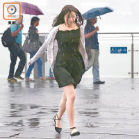香港<br>昨日下大雨，沒帶雨具的市民非常狼狽。（胡家豪攝）