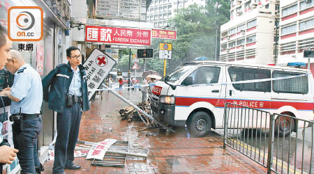 警車掃欄剷上行人路。（趙瑞麟攝）