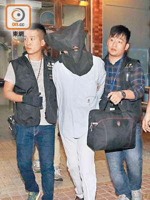 探員在翠屏北邨拘捕涉案車手。（林兆崙攝）