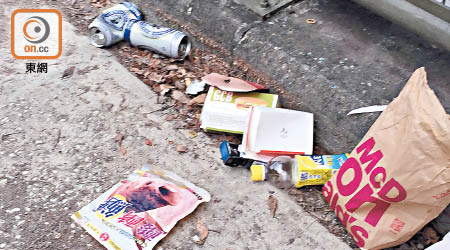 在香港仔自然教育徑外的水塘附近，有啤酒罐及食物盒等垃圾。
