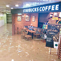 柴灣：新翠商場的咖啡店水浸。（互聯網圖片）