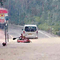 網傳有人在水浸道路划橡皮艇。（互聯網圖片）