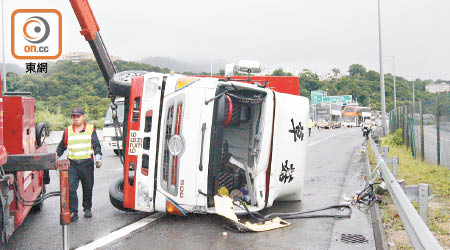 貨車疑跣胎翻側，吊臂車將貨車移離行車線。（吳建明攝）