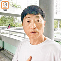 張先生（長亨邨居民）：「梗係兩邊都有升降機好啲啦，大熱天時行上行落，好辛苦。」