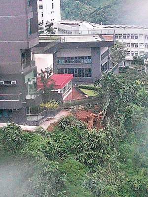 中大伍宜孫大樓對開山坡有山泥鬆塌。（互聯網圖片）