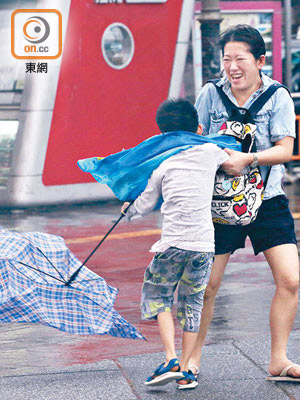 大風大雨，有途人的雨傘被吹反。（黃偉邦攝）